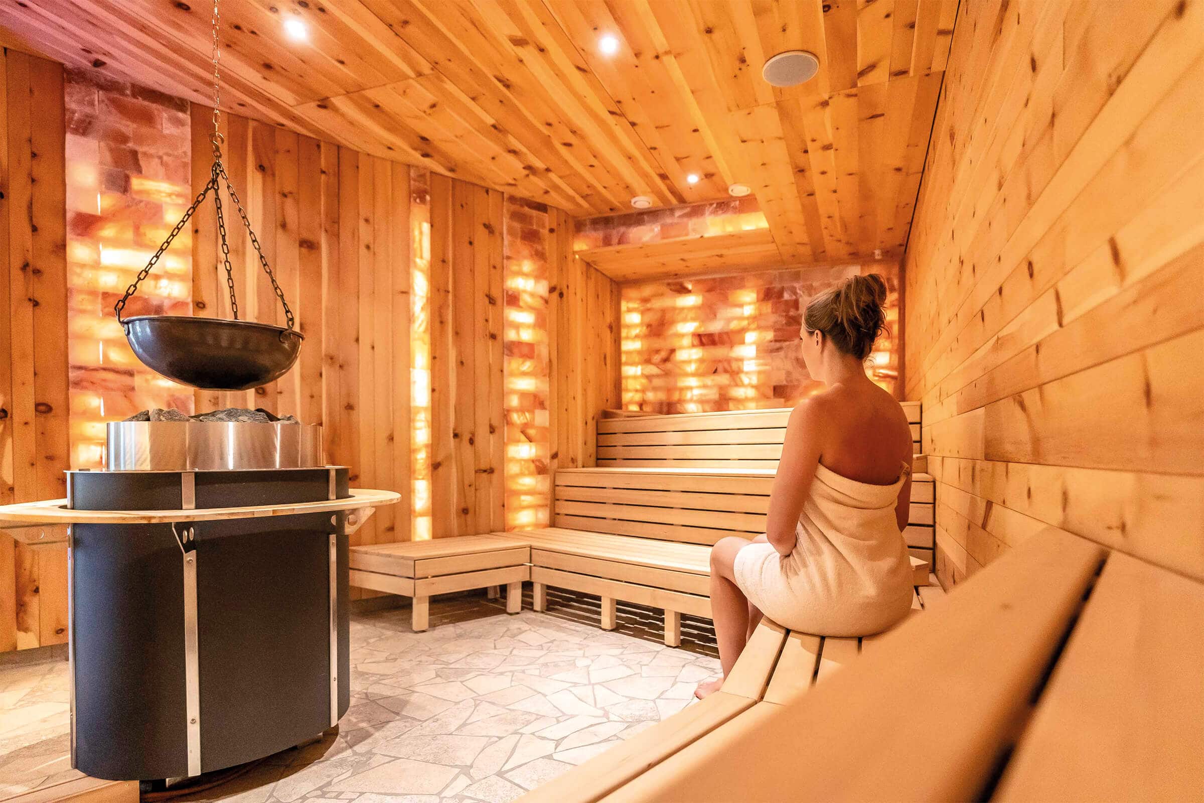 Hotel Waldsaegmuehle Zinsbach Therme Wellness Frau In Sauna